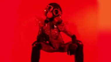 Gaz maskeli disko dansçısı kadın. 