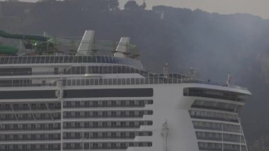 Binaları ve limanı olan Barselona kıyıları