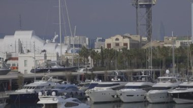 Binaları ve limanı olan Barselona kıyıları