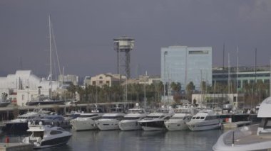 Binaları ve limanı olan Barselona kıyıları