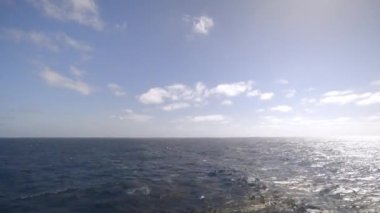 Hareket eden bir teknenin denizi.