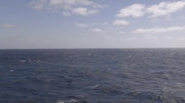 Hareket eden bir teknenin denizi.