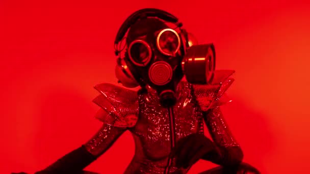 Gasmask covered disco dancer woman — Stock Video