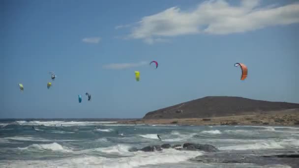 Kite surfistas em el medano tenerife — Vídeo de Stock