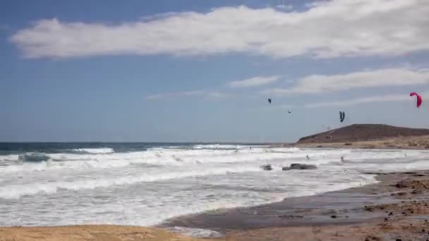 Kite surfistas em el medano tenerife — Vídeo de Stock