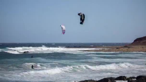 Kite surfistas em el medano tenerife — Vídeo de Stock