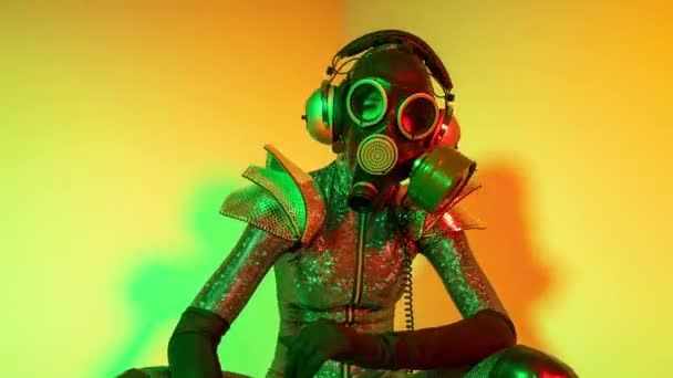Masque à gaz couvert disco danseuse femme — Video