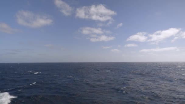 Morze z poruszającej się łodzi — Wideo stockowe