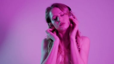 Renkli arka planda poz veren kadın dansçı