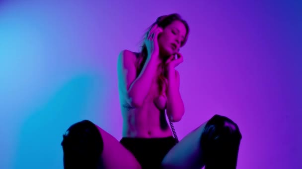 Female dancer posing against colourful background — Stockvideo