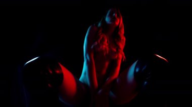 Renkli arka planda poz veren kadın dansçı