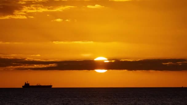 Puesta del sol del océano con el barco en el horizonte — Vídeo de stock