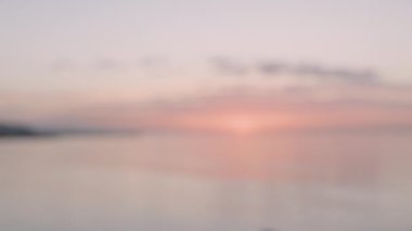 Eller denize karşı kadehte şarapla tezahürat yapıyor.