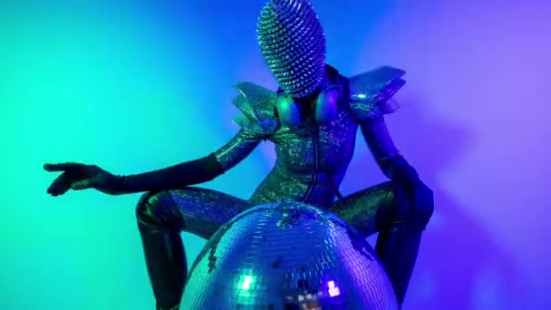 Жіноча танцівниця з пряною маскою на барвистому фоні — стокове відео