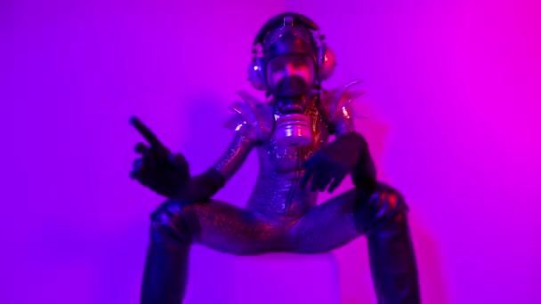 Gasmask covered disco dancer woman — Stockvideo
