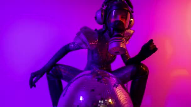 Gasmasker bedekt disco danseres vrouw — Stockvideo