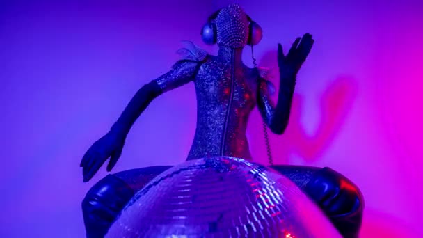 Vrouwelijke danser met spiky masker tegen kleurrijke achtergrond — Stockvideo