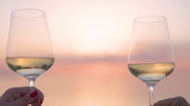 Eller denize karşı kadehte şarapla tezahürat yapıyor.