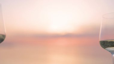 Eller denize karşı kadehte şarapla tezahürat yapıyor.