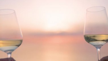 Eller denize karşı kadehte şarapla tezahürat yapıyor.