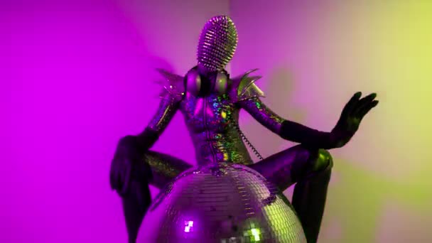 Female dancer with spiky mask against colourful background — Αρχείο Βίντεο