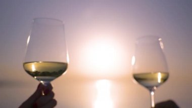 Eller denize karşı kadehte şarapla tezahürat yapıyor.