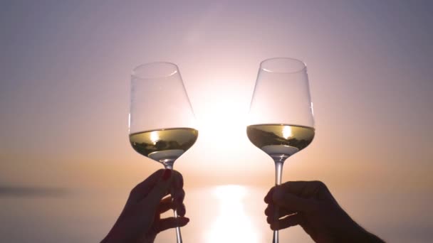 Руки роблять веселки з вином в склянці проти моря — стокове відео