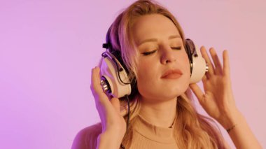 Renkli arka planda poz veren kadın dansçı