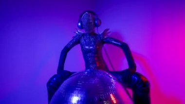 Dikenli maskeli, renkli bir bayan dansçı.