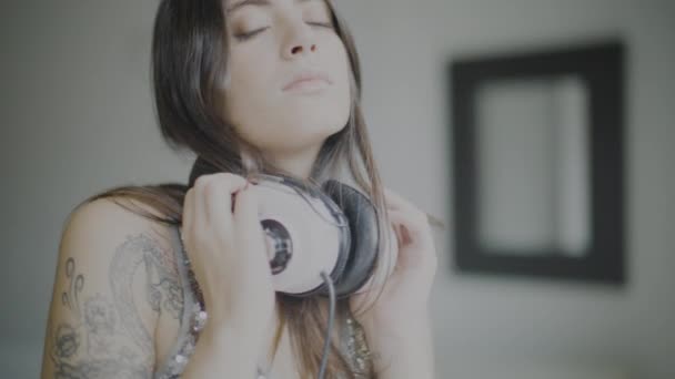 Female dancer with headphones indoors — Stock Video