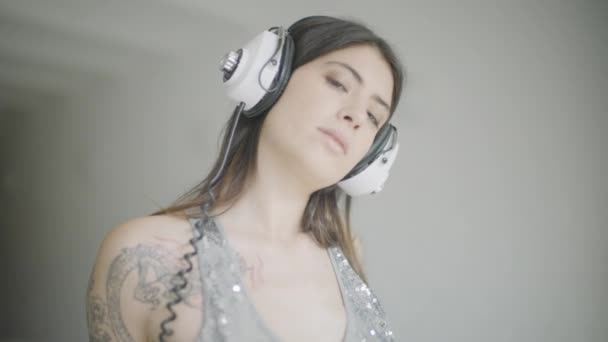 Női táncos fülhallgatóval — Stock videók