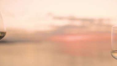 Eller denize karşı kadehte şarapla tezahürat yapıyor.