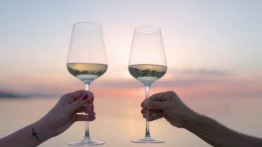 Eller denize karşı kadehte şarapla tezahürat yapıyor.