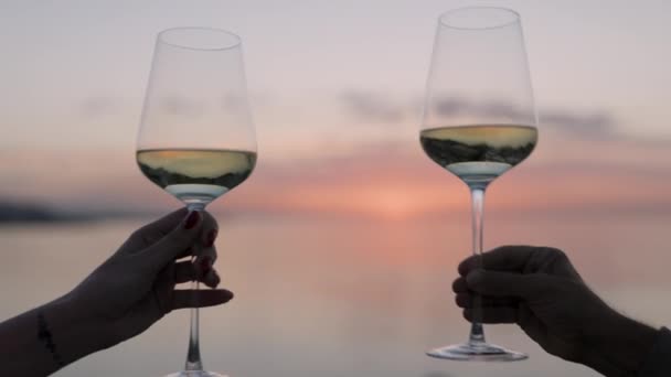Руки роблять веселки з вином в склянці проти моря — стокове відео