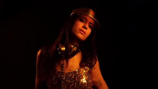 在五彩斑斓的背景下表演的女舞蹈演员 — 图库视频影像