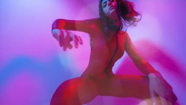 Ballerina in posa su sfondo colorato — Video Stock