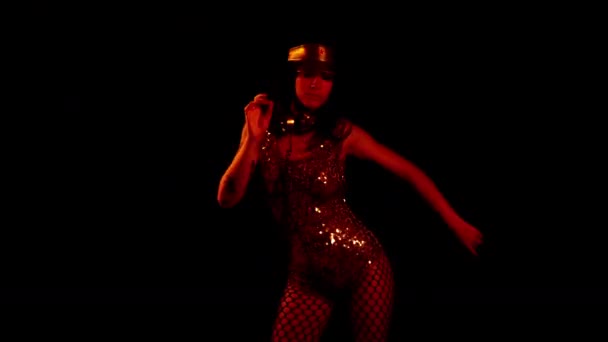 Siyah arka planda poz veren kadın dansçı — Stok video