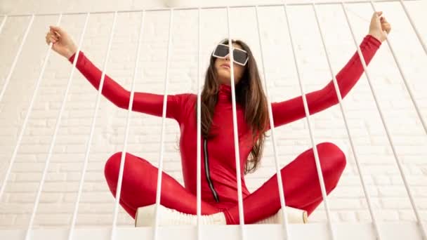 女舞蹈家，穿红色连衣裙，头戴夹克衫 — 图库视频影像