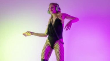 Renkli arka planda poz veren kadın dansçı