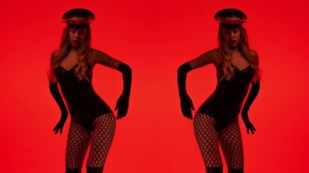 Жінка-танцівниця позує на червоному тлі — стокове відео