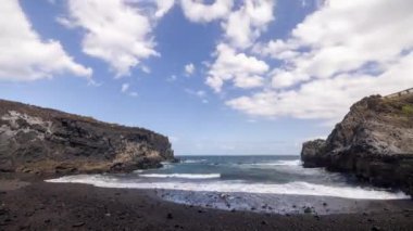La Palma, İspanya 'da tenha bir kumsalda dalgaların zamanı.