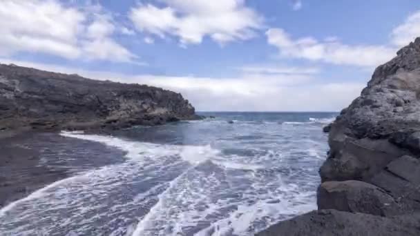 Včasná Vlna Přijíždějící Odlehlé Malé Pláži Palma Španělsko — Stock video