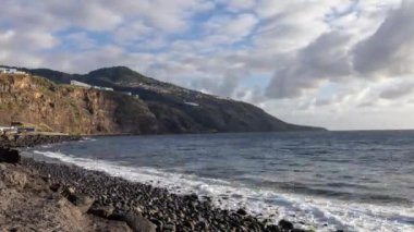 La Palma, İspanya 'da tenha bir kumsalda dalgaların zamanı.