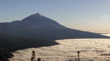 El Tide Ulusal Parkı, Tenerife, İspanya 'da gün batımında yıldızların bulutları üzerinde bir zaman çizelgesi.