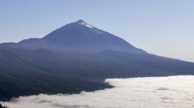 El Tide Ulusal Parkı, Tenerife, İspanya 'da gün batımında yıldızların bulutları üzerinde bir zaman çizelgesi.