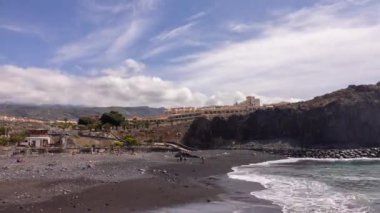 Tenerife 'nin vahşi kıyı şeridinde, turist kasabası Callao Salvaje' nin zaman çizelgesi. 