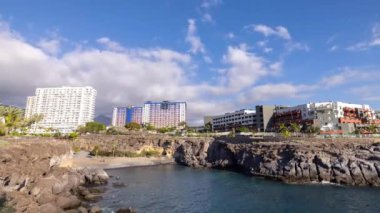 Tenerife 'nin vahşi kıyı şeridinde, turist kasabası Callao Salvaje' nin zaman çizelgesi. 