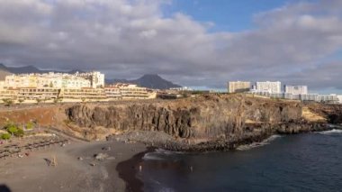 Tenerife 'nin vahşi kıyı şeridinde, turist kasabası Callao Salvaje' nin zaman çizelgesi. 