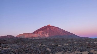 El Tide Milli Parkı, Tenerife, İspanya 'nın gün doğumunda dağdan inen gölgesi