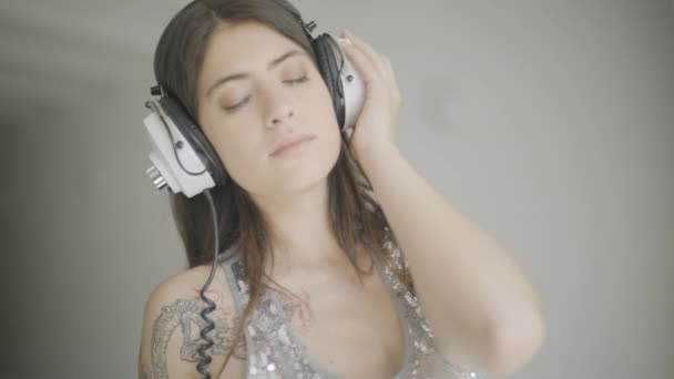 Foto Una Hermosa Bailarina Escuchando Música Auriculares Apartamento Loft — Vídeo de stock
